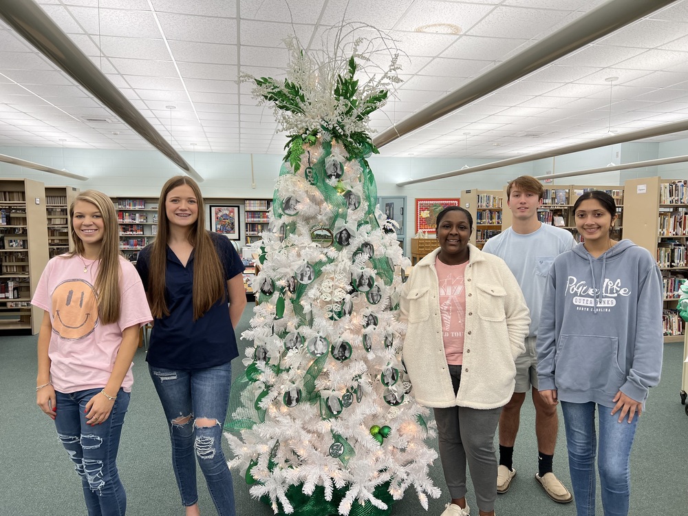 Seniors Celebrate the Season at SCMHS | Seminole County Middle High School